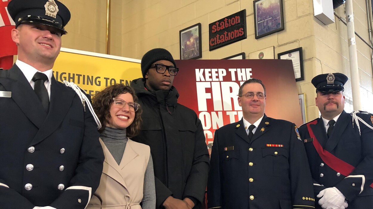 Le joueur des Raptors OG Anunoby aux côtés du chef des pompiers de Toronto, Matthew Pegg