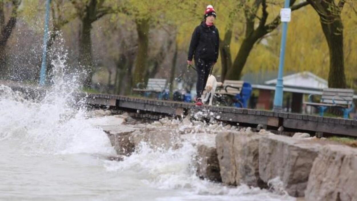 Des vagues frappent des rochers sur les rives du lac Ontario à Toronto.