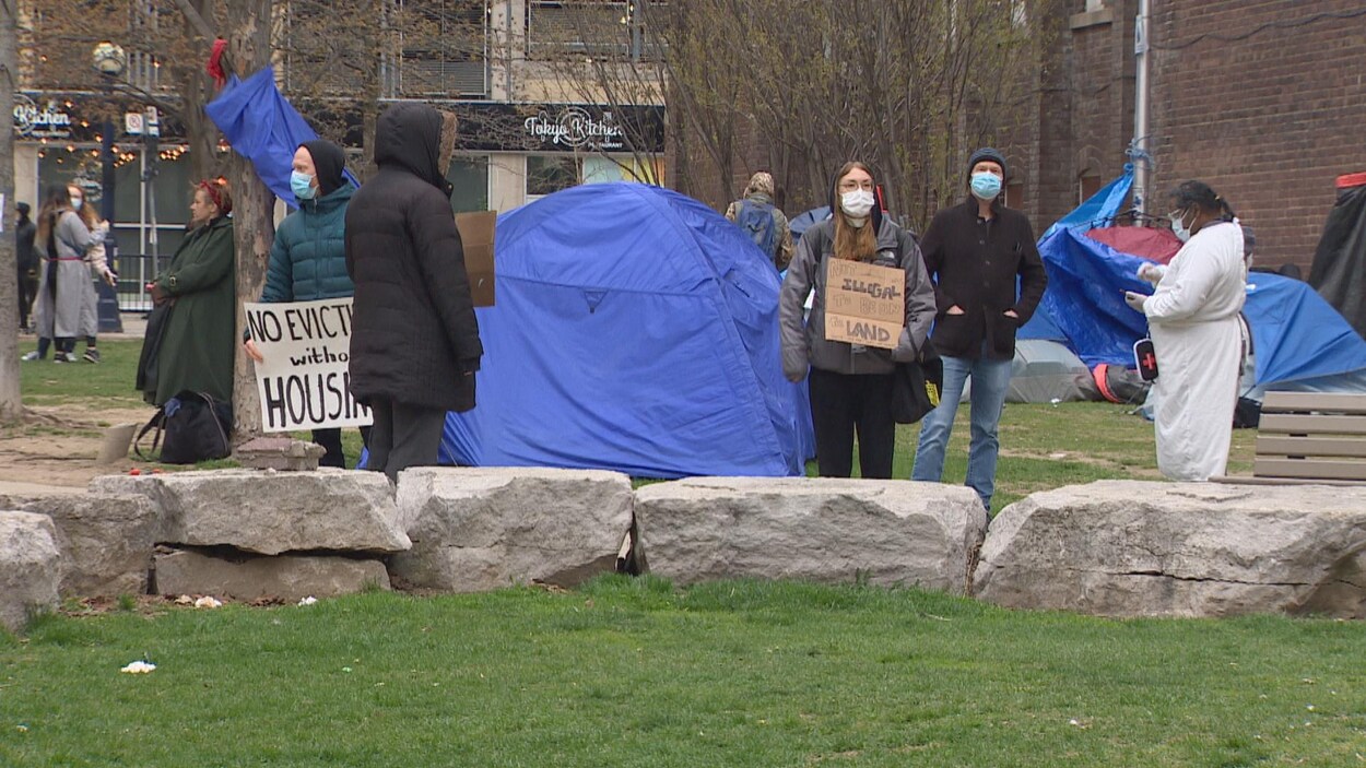 Des sans-abri dans un parc de Toronto.