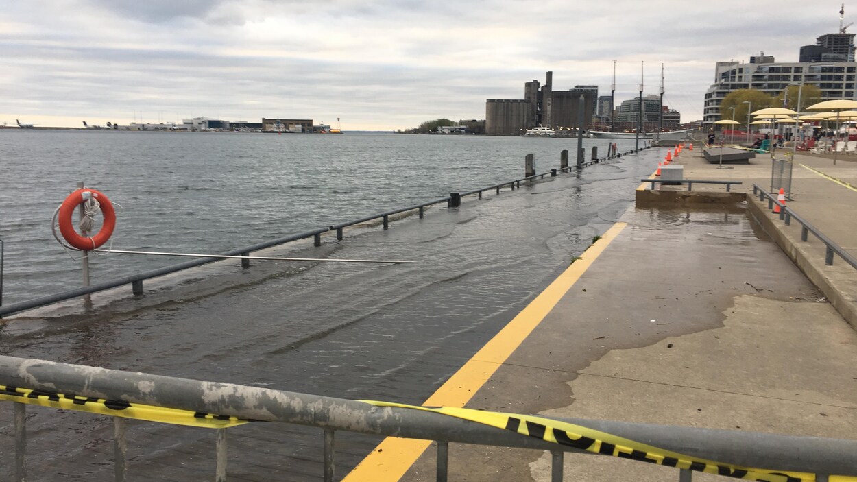 Une promenade en bois est inondée, près d'un des quais bordant le lac Ontario, au centre-ville de Toronto.
