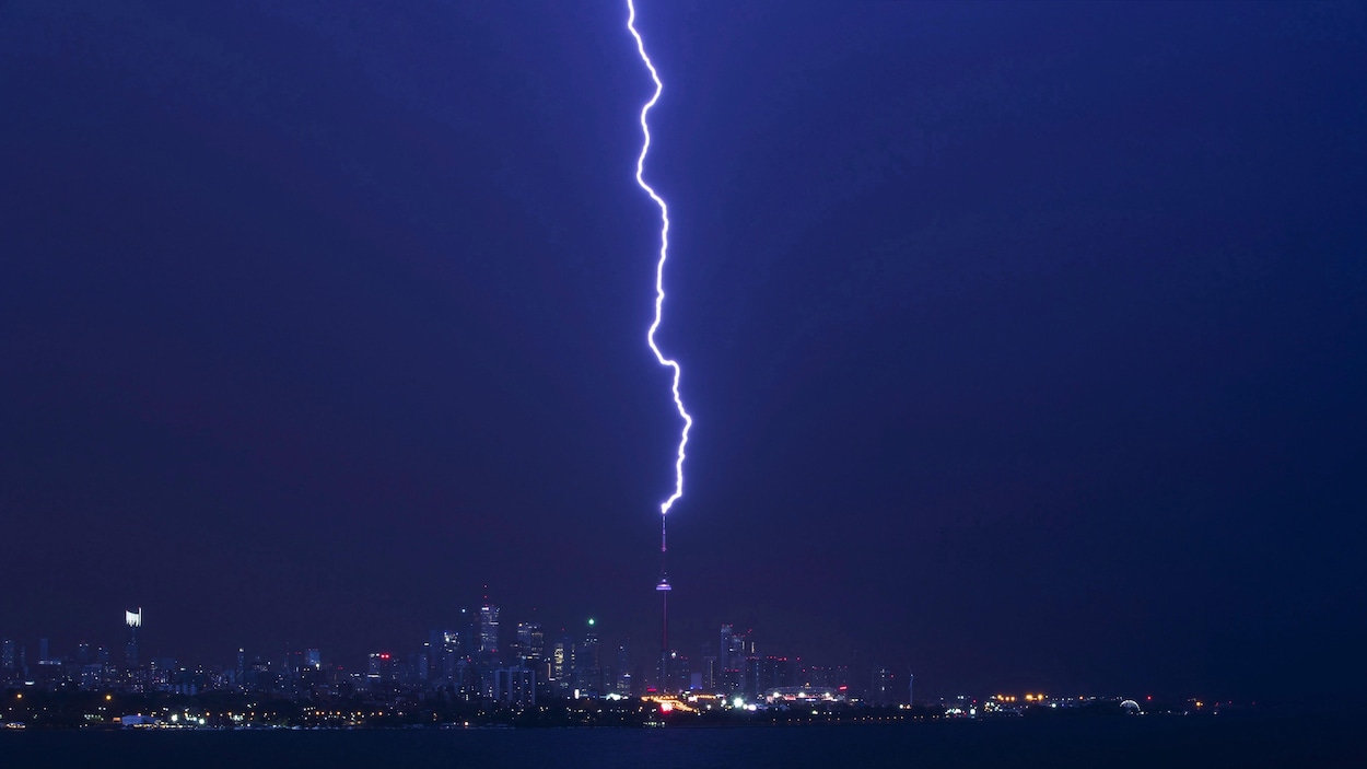 Un éclair frappe la tour CN de Toronto une nuit.