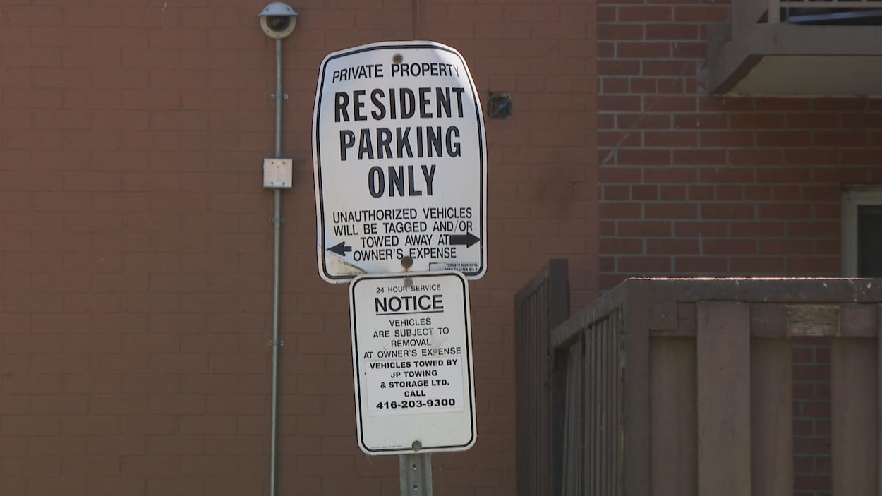 Des conseilleurs torontois veulent limiter l’octroi de permis de stationnement sur rue