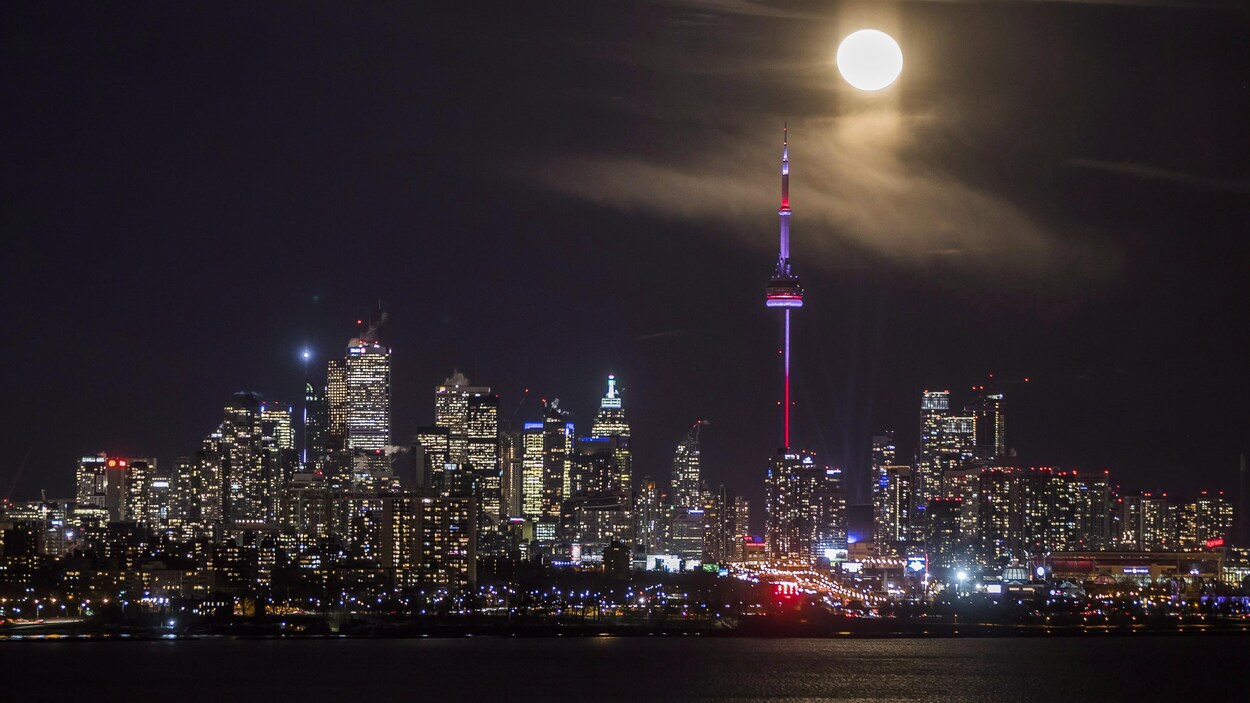Vue de la Tour CN et des gratte-ciel de Toronto le soir.