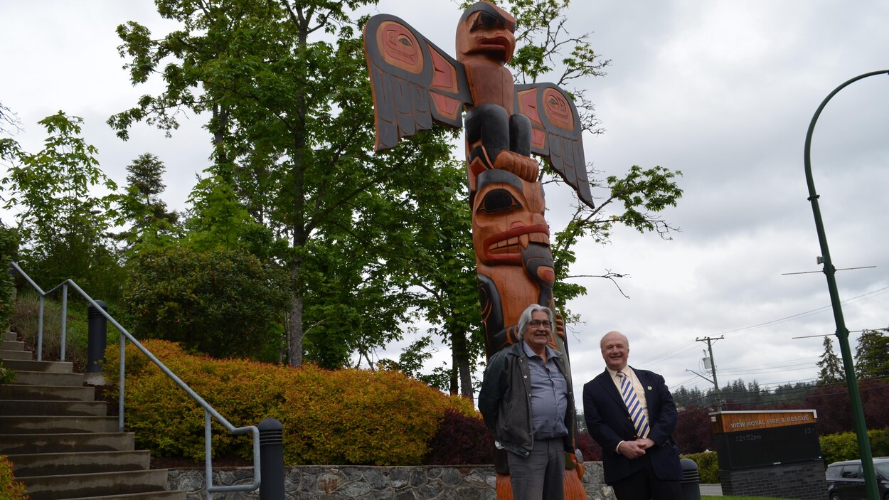 À View Royal, un totem célèbre l'amitié entre la ville et les Premières