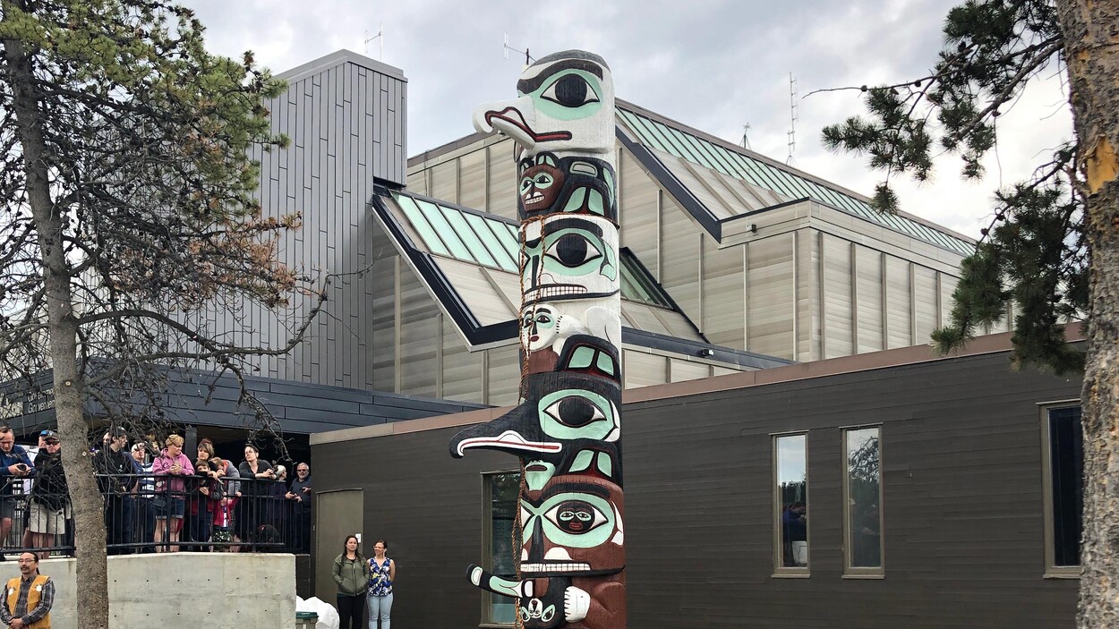 Le totem devant un immeuble.