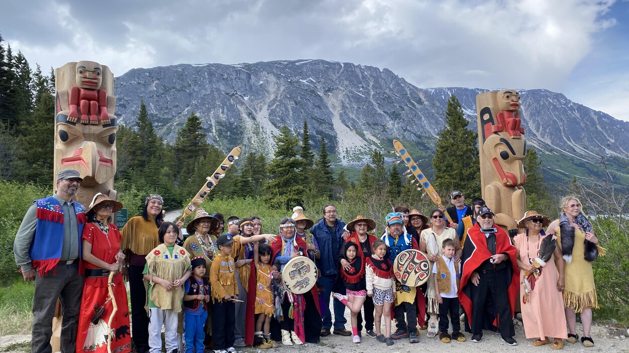 La Première Nation de Carcross/Tagish dévoile ses mâts totémiques sur la piste Chilkoot