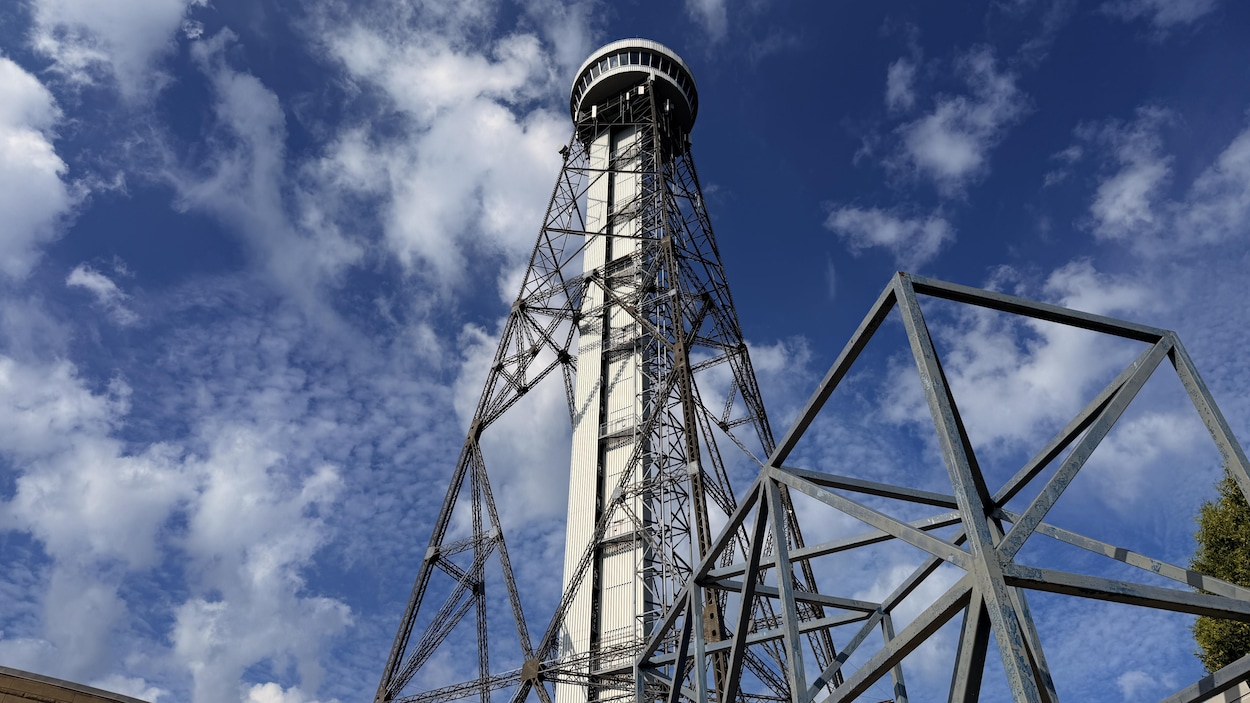 Une survivante du cancer gravit la tour de la Cité de l’Énergie