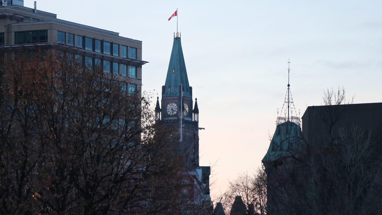 La tour de la Paix vue du parc de la Confédération, à Ottawa, par une soirée d'hiver.