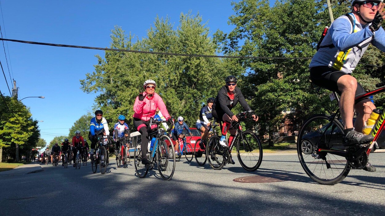 Des cyclistes sur leur vélo sur une route à Sherbrooke.