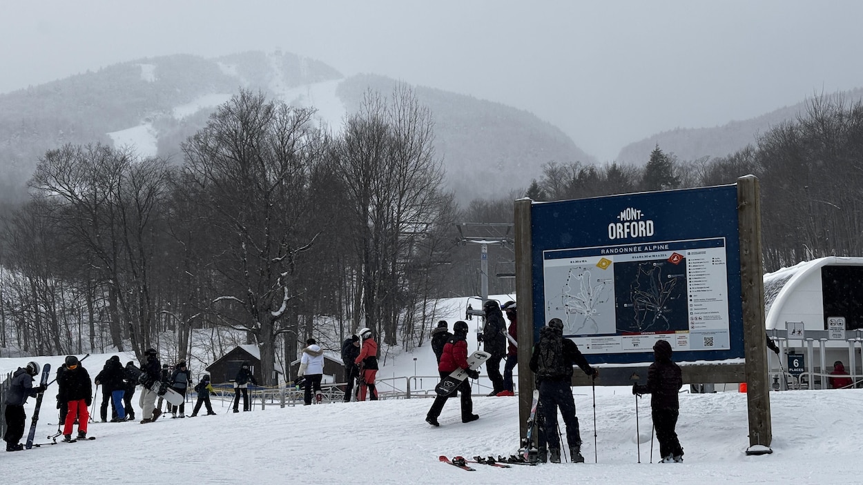 Près de 75 constats d’infraction en une fin de semaine au stationnement du Mont-Orford