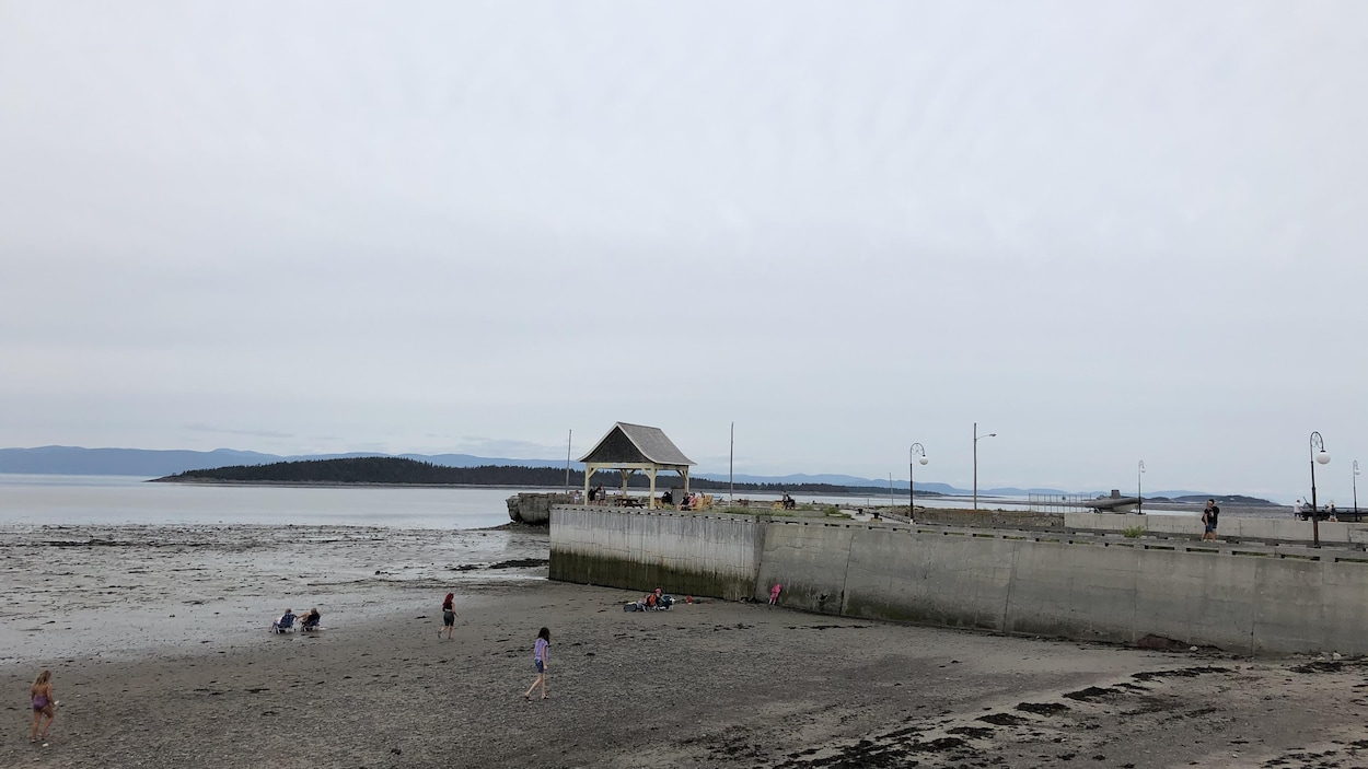 Le ciel est ennuagé au-dessus du quai de Kamouraska.