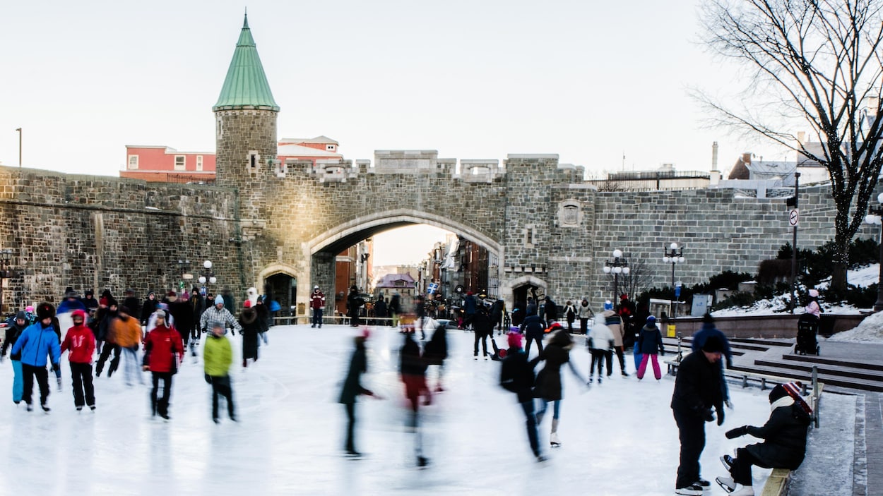 Des patineurs sur la glace de Place D'Youville