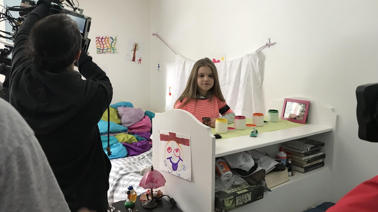 Une caméra filme une jeune actrice installée dans une chambre d'enfant. Une caméra filme une jeune actrice installée dans une chambre d'enfant.