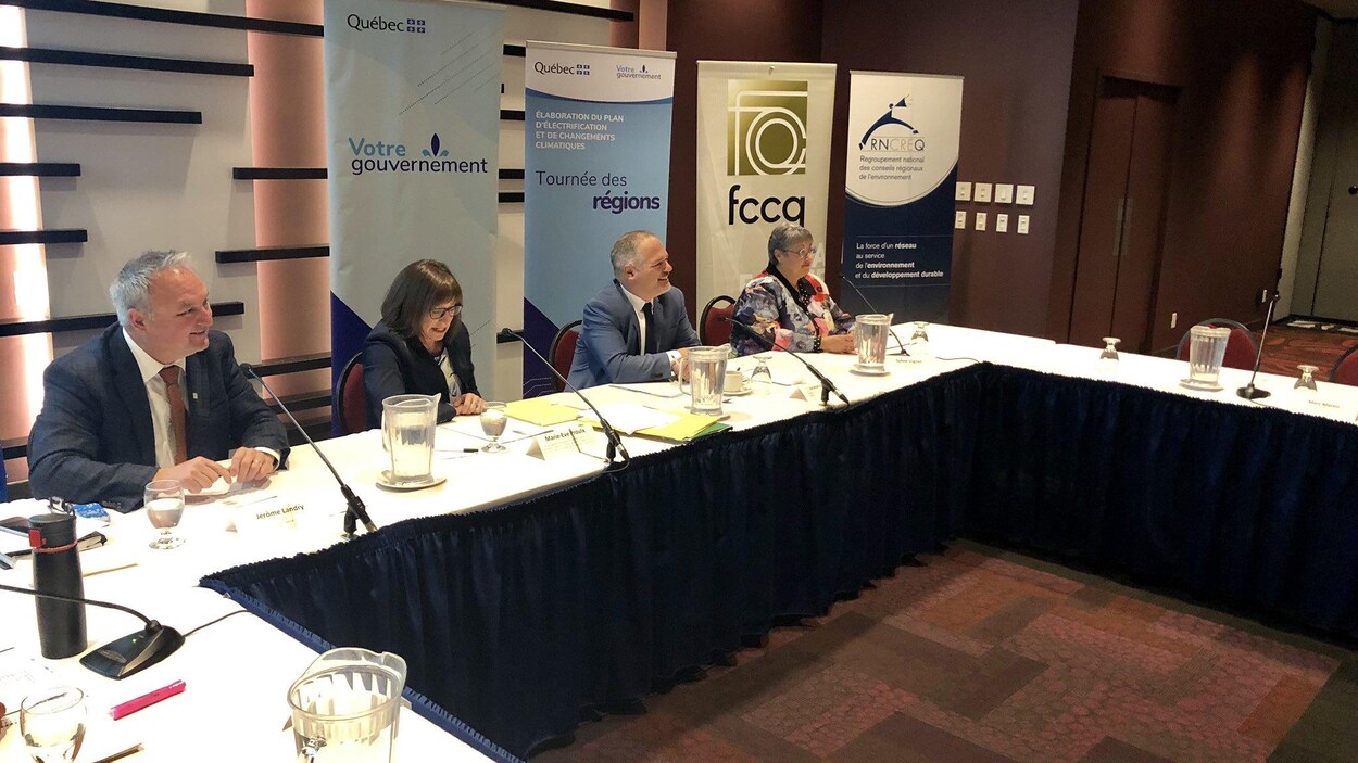 Des ministres tiennent une rencontre avec des gens d'affaires, des représentants d'organismes et des élus municipaux.