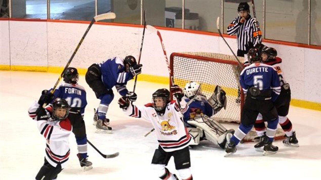 Une équipe bantam marque un but contre ses adversaires et célèbre.