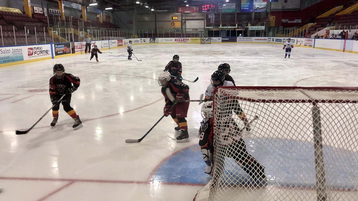 De jeunes hockeyeurs en action