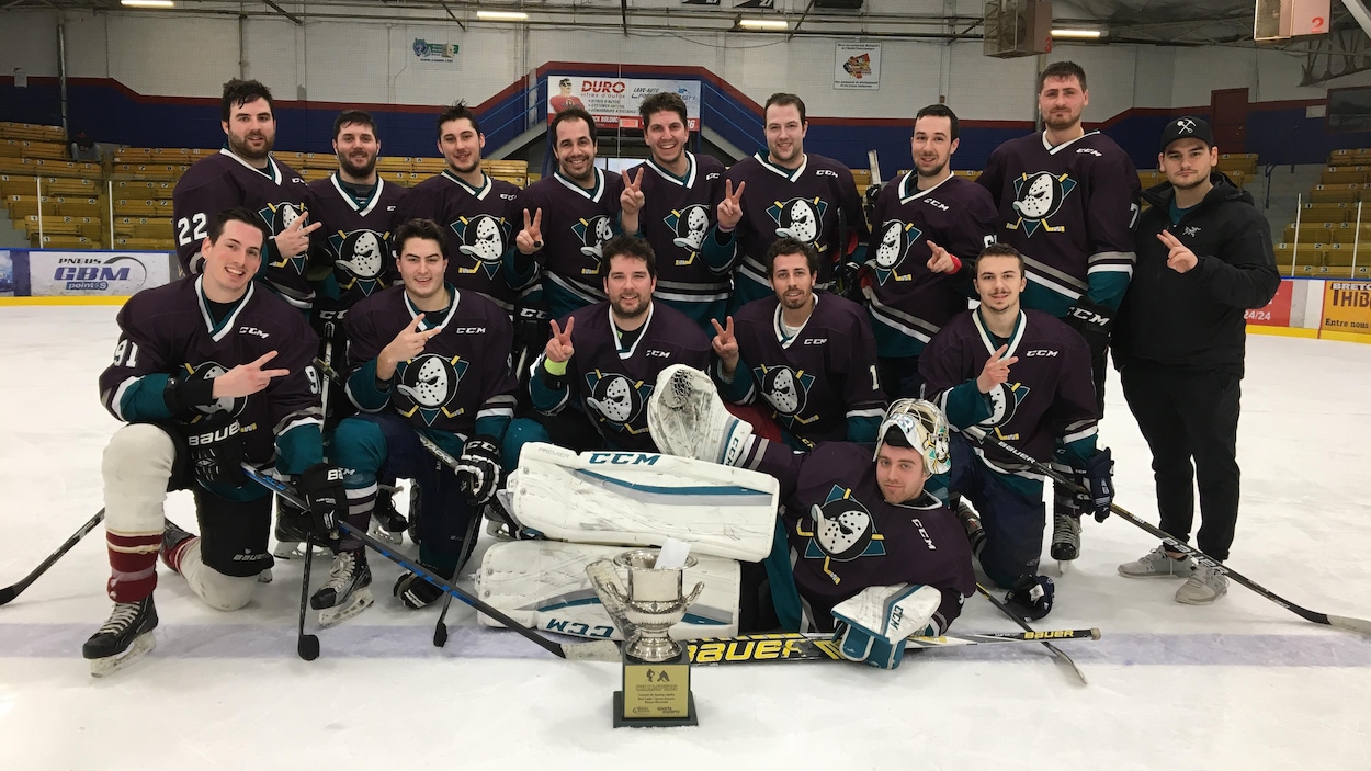 Une équipe de hockey pose en compagnie du trophée remporté au tournoi de hockey adulte de Rouyn-Noranda. Une équipe de hockey pose en compagnie du trophée remporté au tournoi de hockey adulte de Rouyn-Noranda.