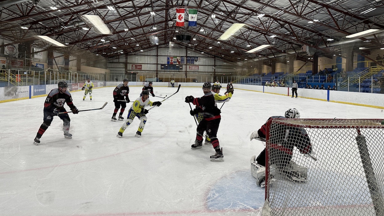 Le Tournoi de hockey autochtone du Yukon accueille désormais des professionnels