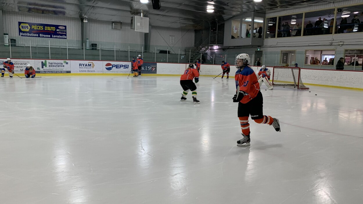 Des joueuses s'échauffent sur la patinoire avant leur match.