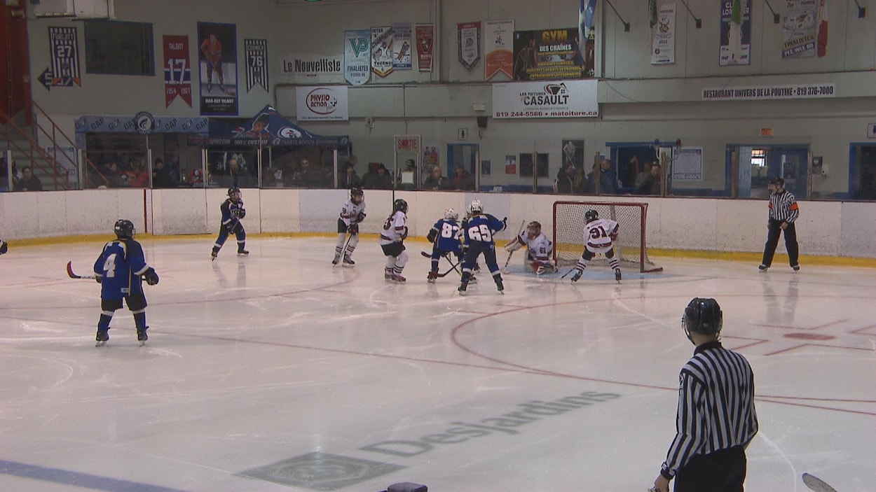 Des jeunes joueurs de hockey au cours d'une partie.