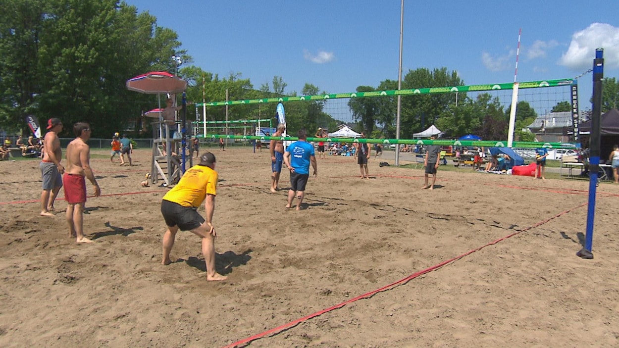 Des joueurs de volleyball de plage disputent une partie.