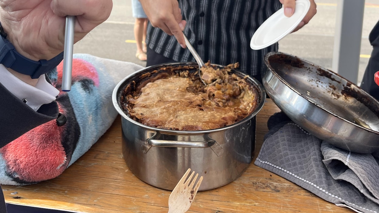 Les convives bravent la pluie au souper dans les rues de la Traversée à Roberval
