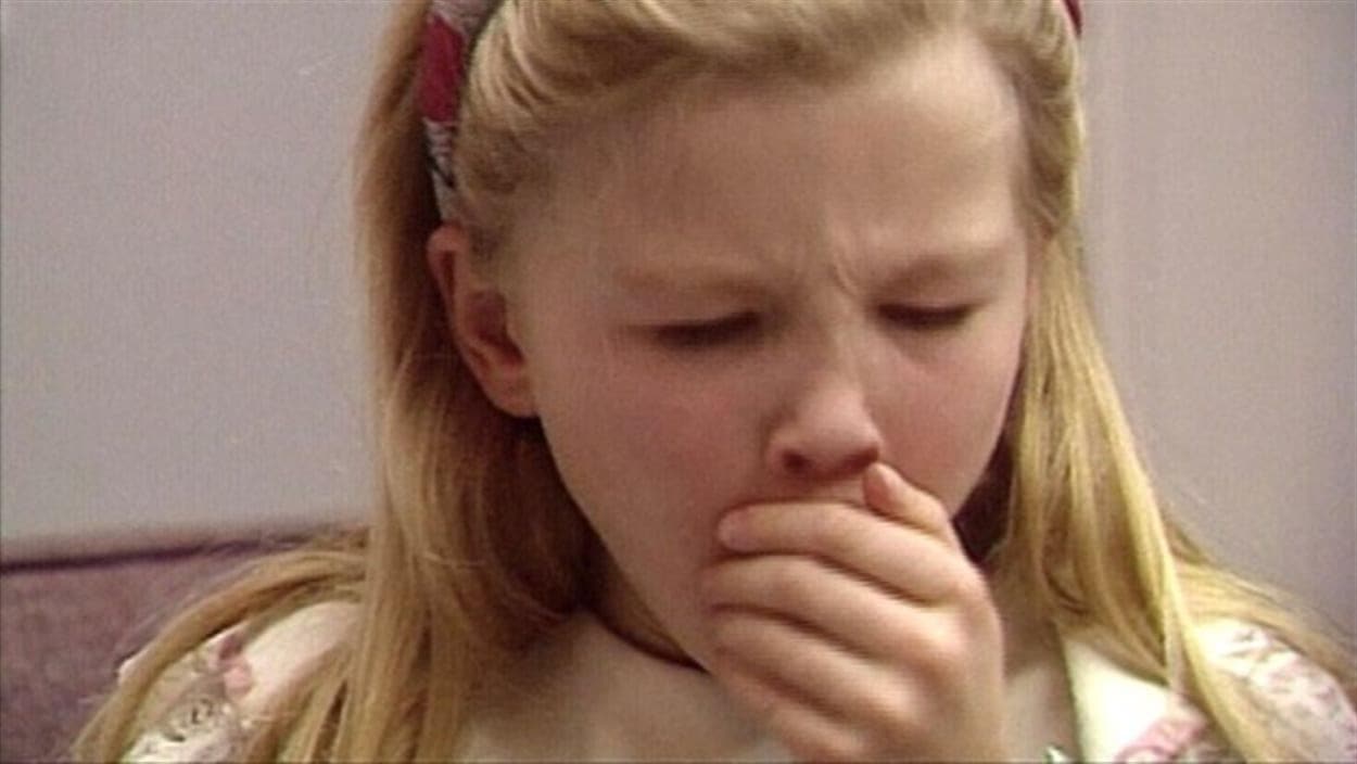 Une petite fille qui tousse.