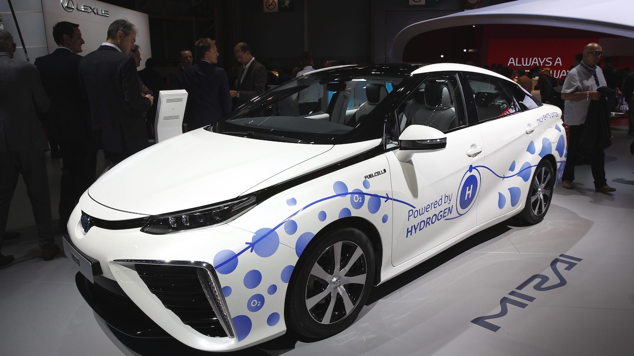 Une voiture blanche commercialisée par Toyota et fonctionnant à l'hydrogène. 