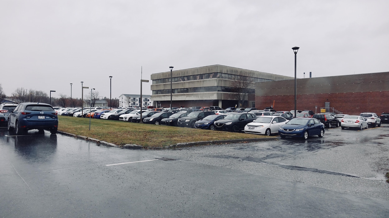 Le stationnement de l'édifice René-Tremblay rempli de véhicules stationnés.
