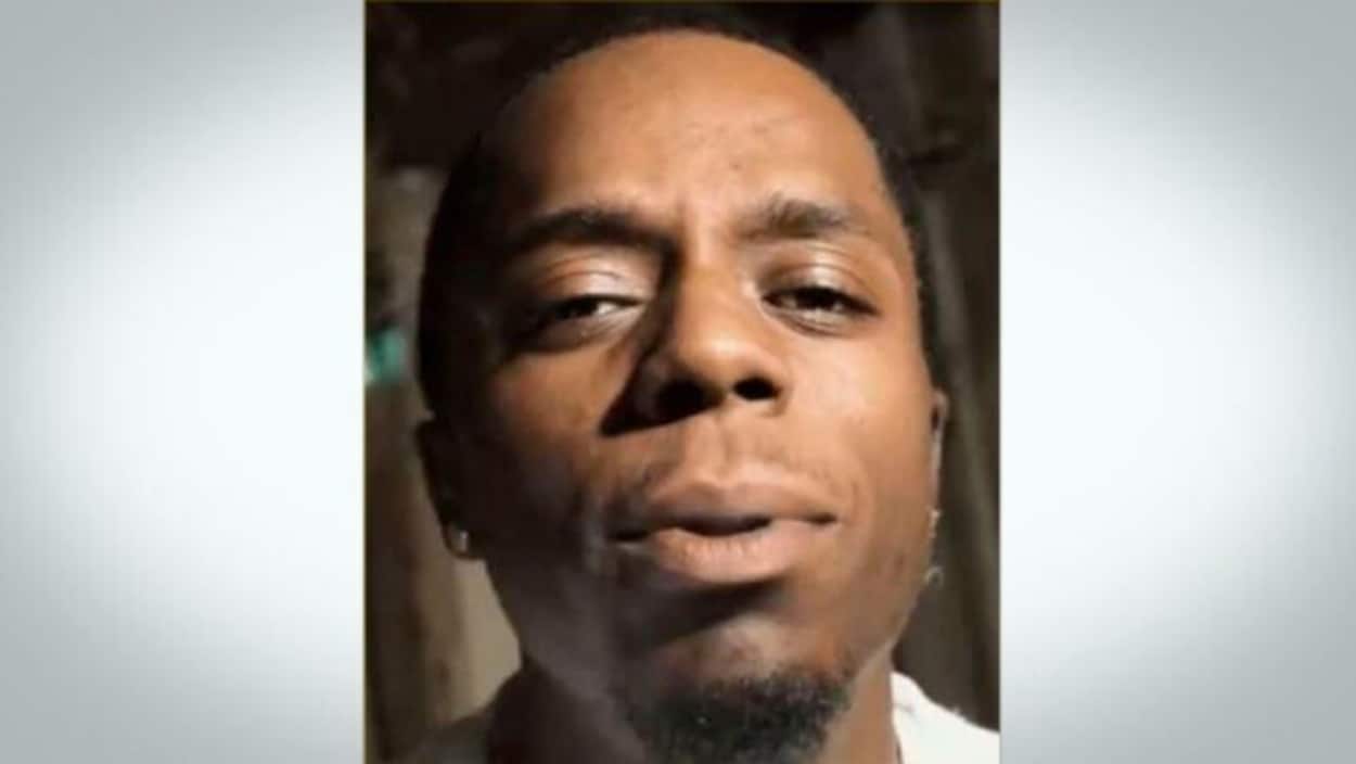 T'Quan Robertson est décrit comme mesurant environ 1,52 m (5'8 pieds) et pesant 59 kg (130 livres). Il est noir et porte des boucles d'oreilles.