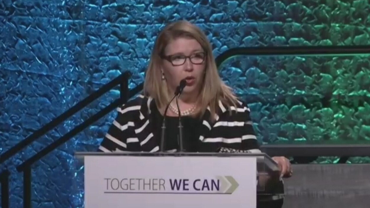 Tracy Allard s'adresse aux municipalités derrière un podium.