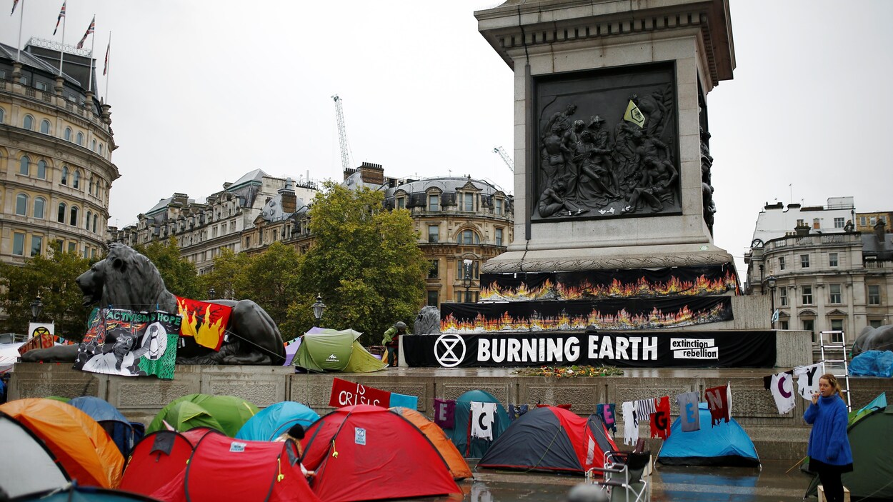 Plusieurs tentes sont visibles avec des pancartes soulignant l'urgence d'agir pour la protection du climat.