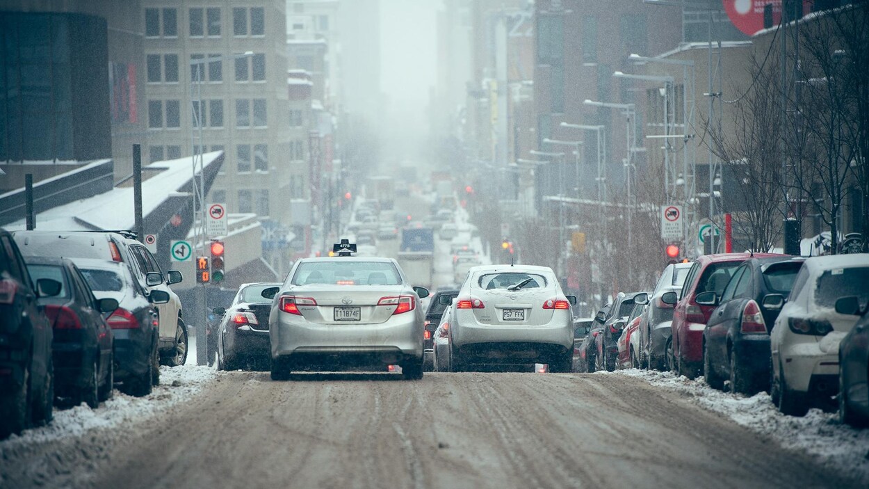 Des voitures roulent en hiver dans le Quartier des spectacles, à Montréal. Des voitures roulent en hiver dans le Quartier des spectacles, à Montréal.
