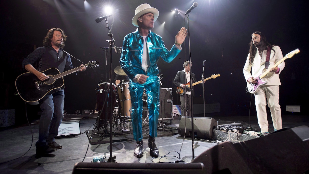 Photo des membres du groupe The Tragically Hip sur scène Photo des membres du groupe The Tragically Hip sur scène
