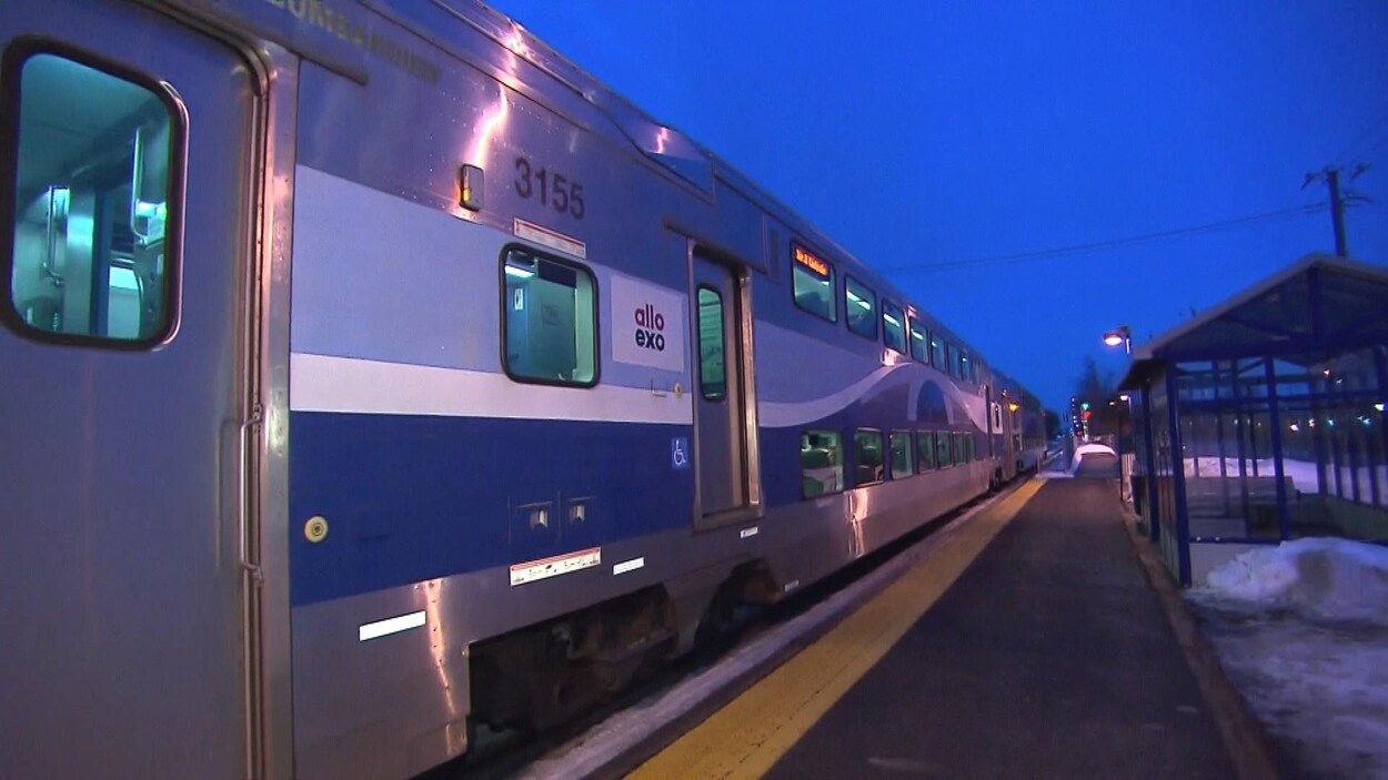 Le train part de la gare de Saint-Lambert, à l'aube.