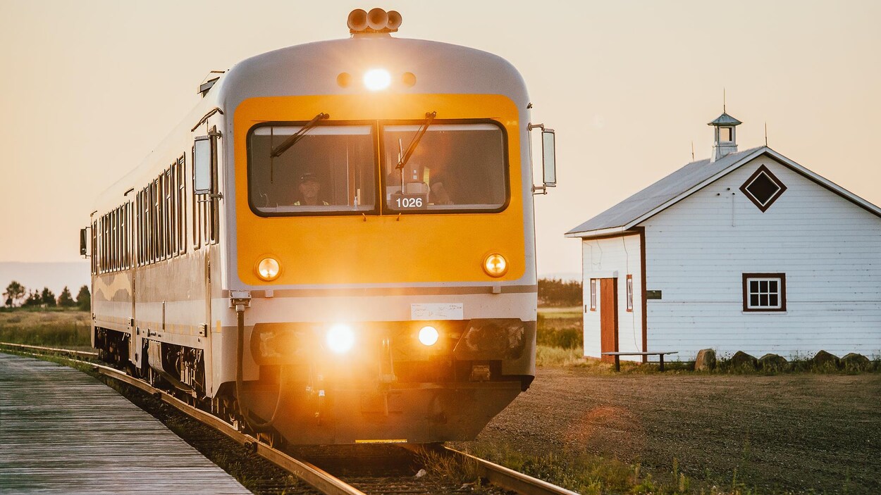 Le train de Charlevoix sur un rail.