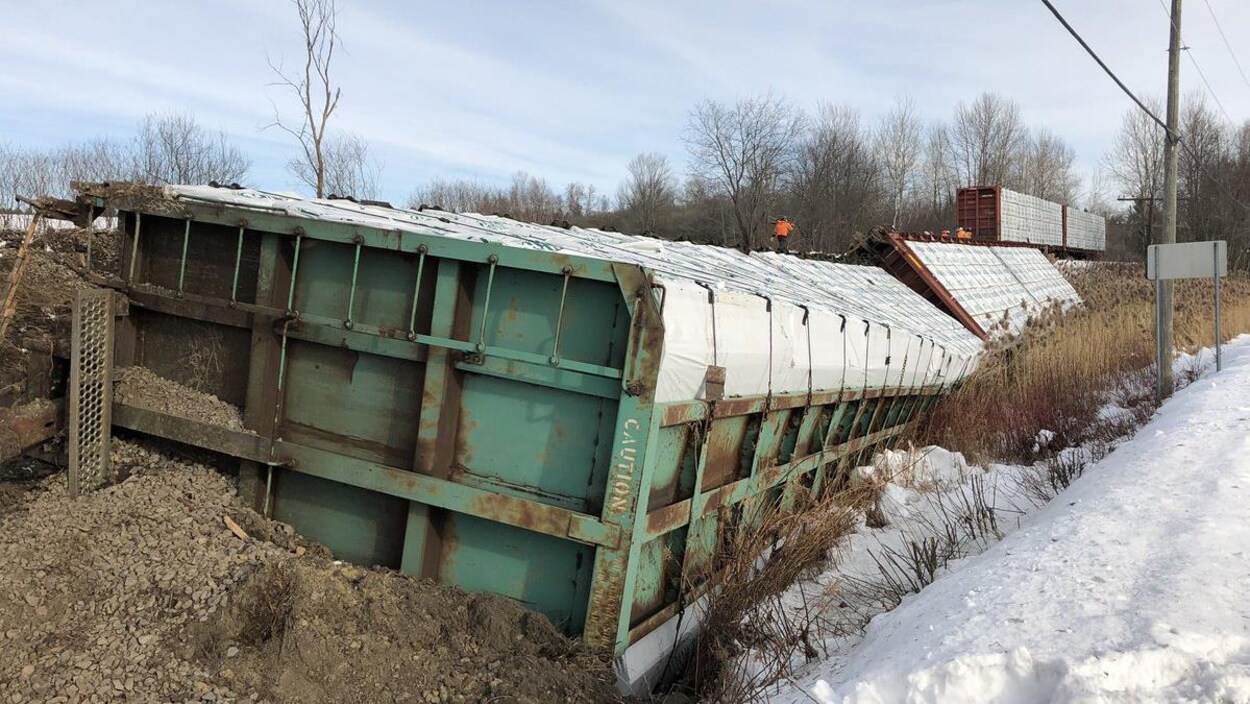 Les wagons qui ont déraillé à Bolton-Ouest.