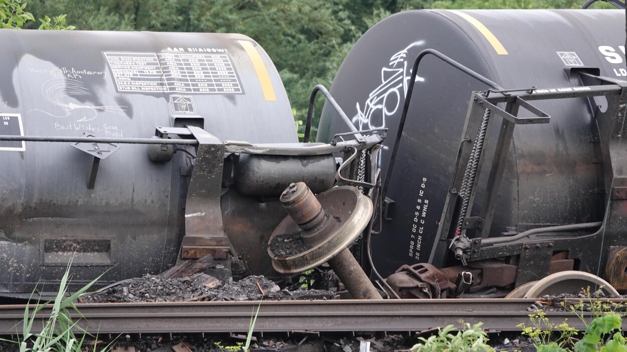 Des wagons-citernes dont l'essieu est brisé. Des wagons-citernes dont l'essieu est brisé.