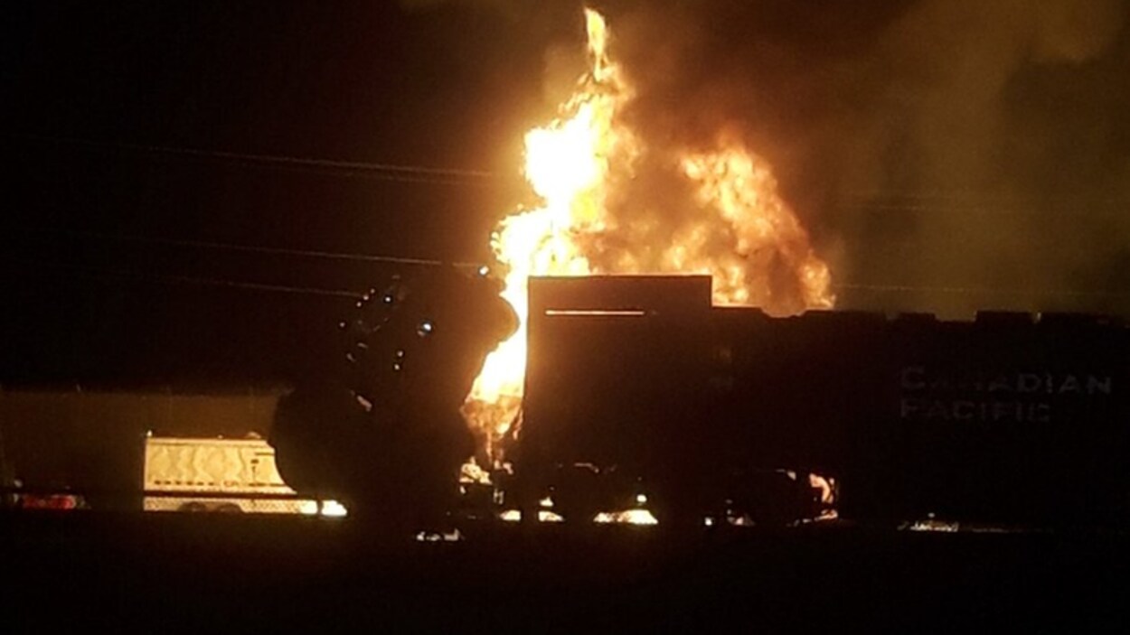 Un train dans une gare dans le noir, un feu tout près Un train dans une gare dans le noir, un feu tout près