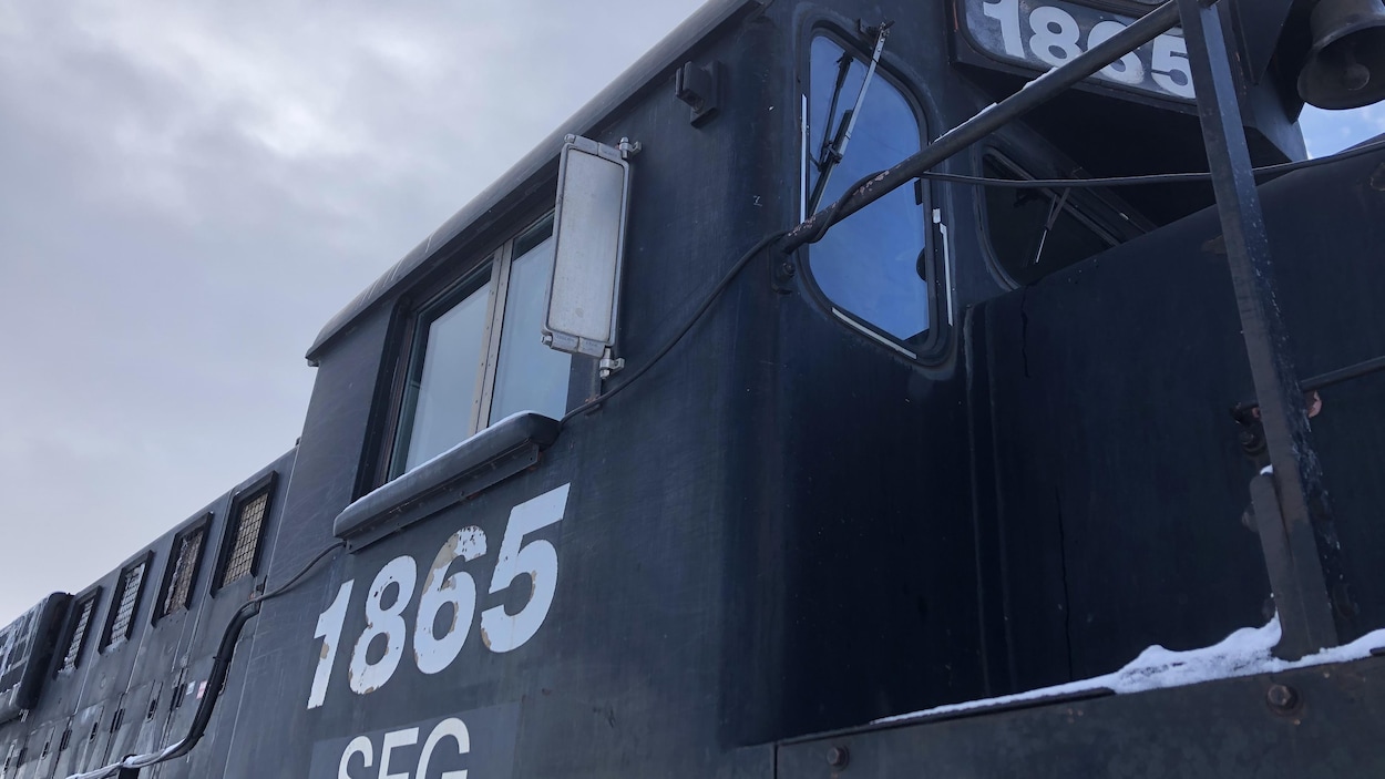 Un plan en contre-plongée d'une locomotive.