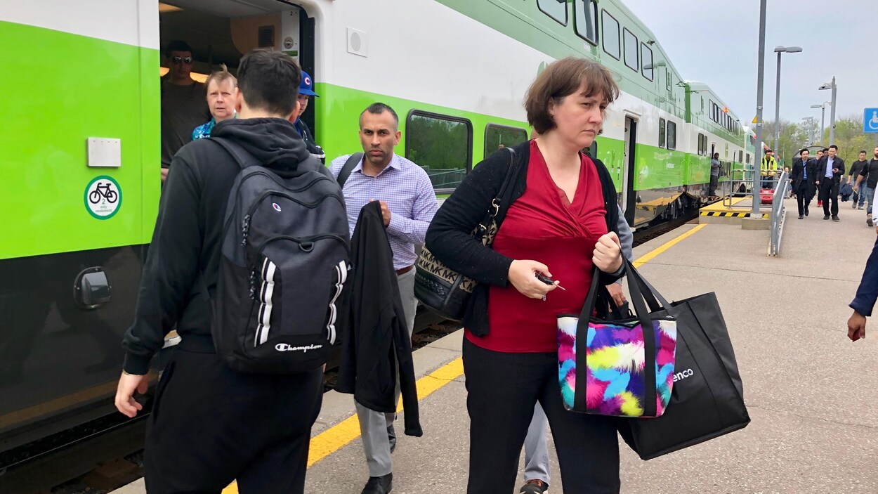 Une image de passagers du train de banlieue de Toronto qui arrivent à la gare de Stouffville