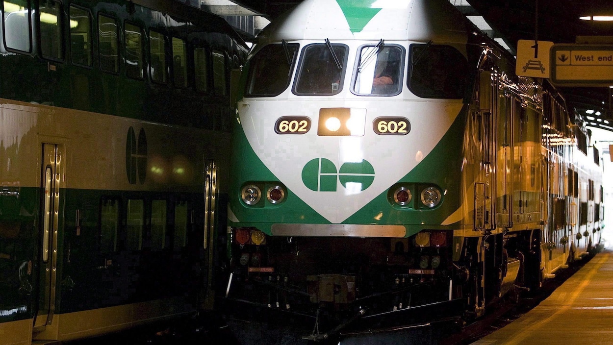 Photo d'un train de banlieue GO à la gare Union