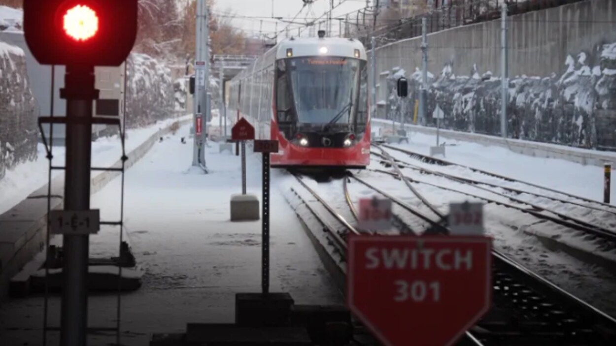 Le train léger dans la neige.