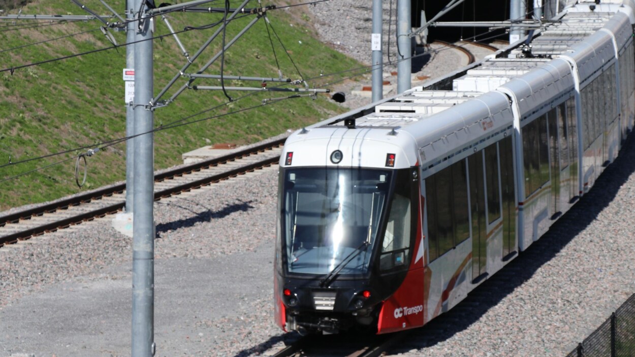 Un train de la ligne de la Confédération de l'O-Train.