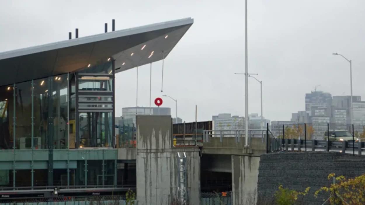 Une station du train léger à Ottawa, vue de l'extérieur. Une station du train léger à Ottawa, vue de l'extérieur.