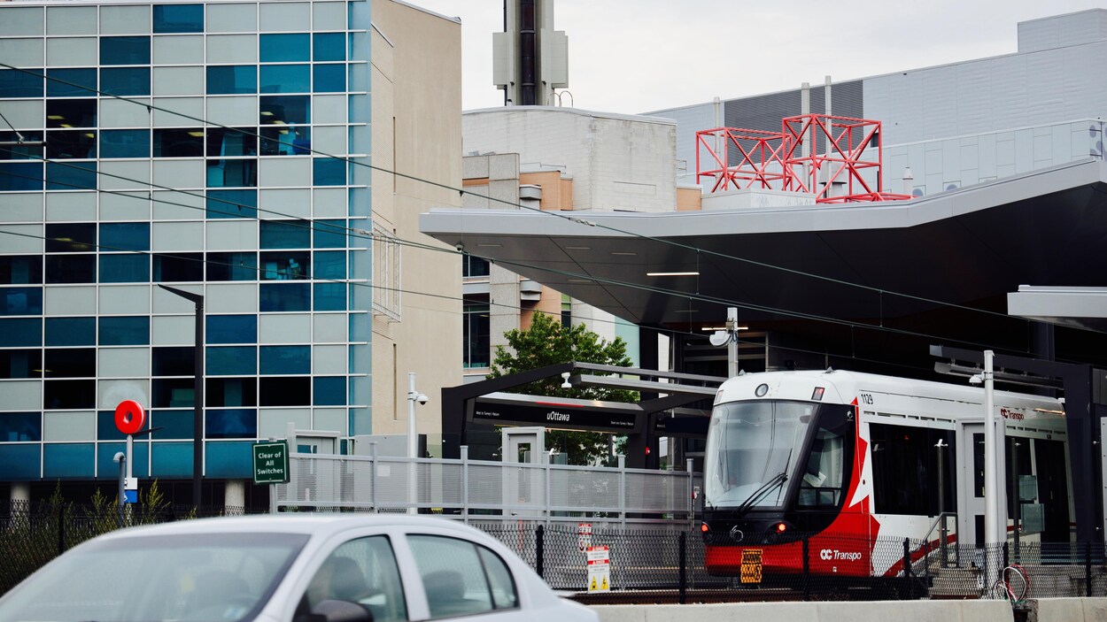 Le train léger d'Ottawa circulant près de l'Université d'Ottawa.