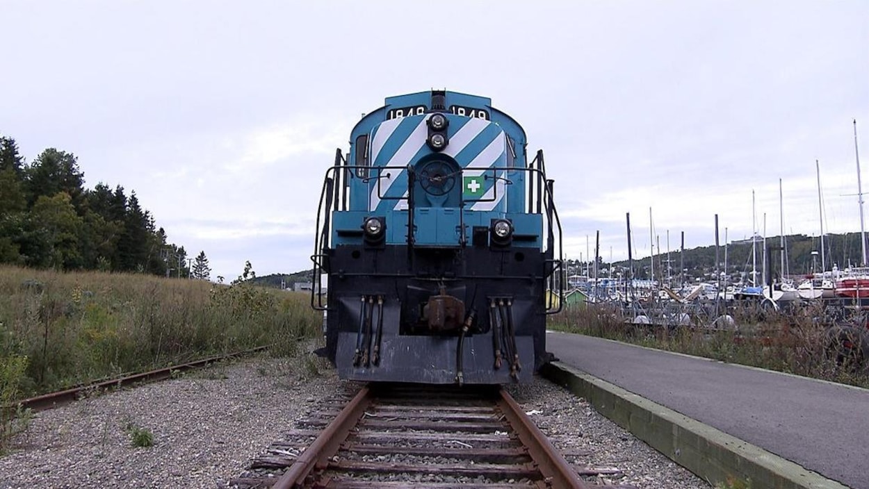 Vue avant d'une locomotive sur les rails Vue avant d'une locomotive sur les rails