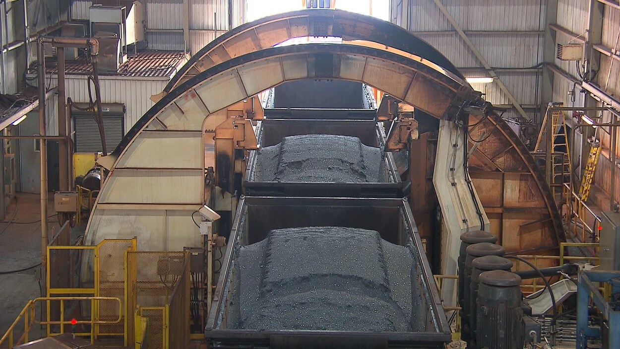 Le déchargement du premier train de minerai en provenance de la mine du lac Bloom, près de Fermont