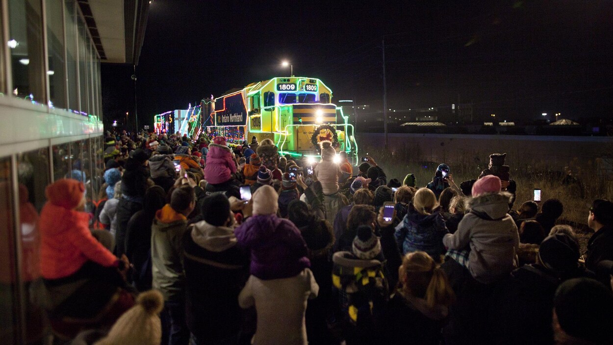 Une foule assemblée pour accueillir le train de Noël d’Ontario Northland.