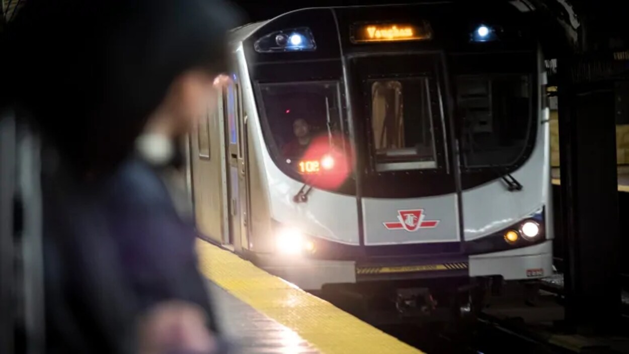 Un métro de Toronto qui se prépare à arrêter à une station.